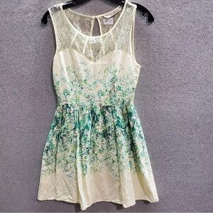LC Lauren Conrad Cream and Green Fit and Flare Feminine Sundress. Size 8